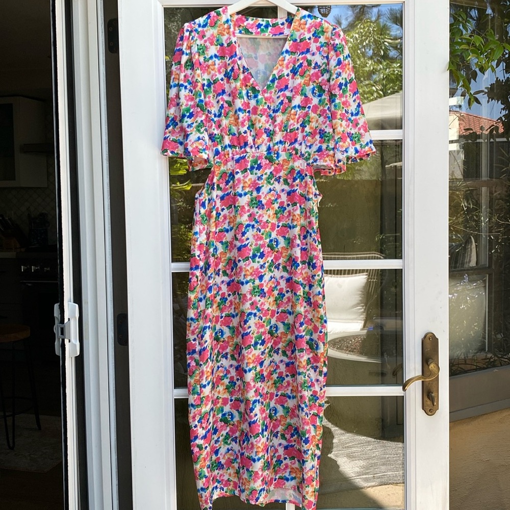 Cute summer dress with open side waist.